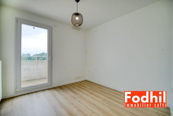 Appartement 4 pièces de 77 m²- 4éme avec balcon de 12 m² et 2 parkings.