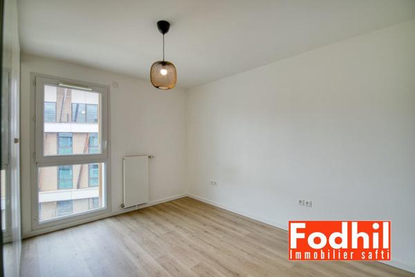 Appartement 4 pièces de 77 m²- 4éme avec balcon de 12 m² et 2 parkings.
