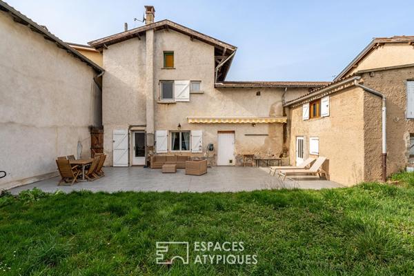 Maison de village avec studio indépendant et jardin au coeur du beaujolais