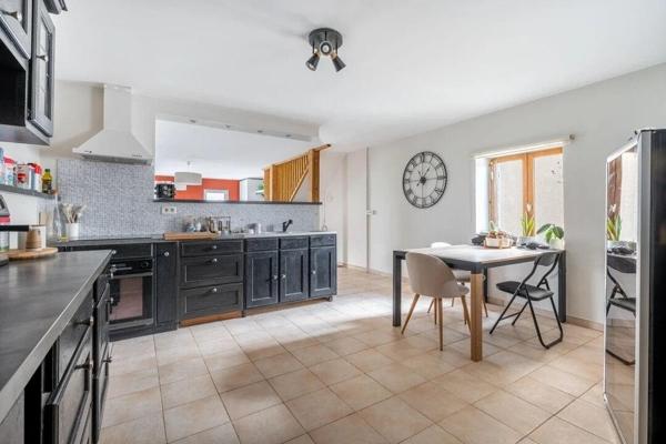 Maison de village avec studio indépendant et jardin au coeur du beaujolais