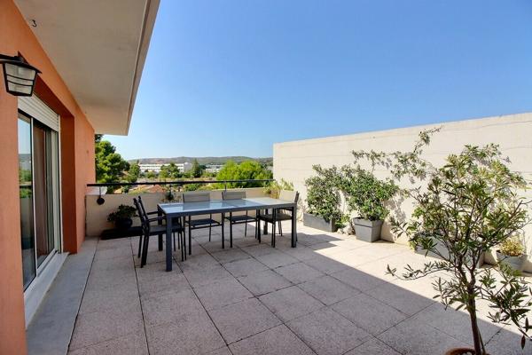 Appartement Marseille de type 4 de 80m² avec 2 grandes terrasses, garage double et place privative