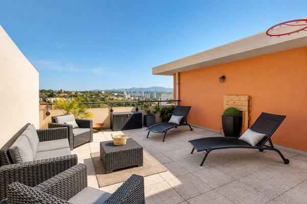 Appartement Marseille de type 4 de 80m² avec 2 grandes terrasses, garage double et place privative