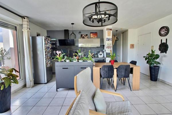 Appartement Marseille de type 4 de 80m² avec 2 grandes terrasses, garage double et place privative