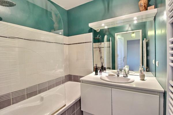 Appartement Marseille de type 4 de 80m² avec 2 grandes terrasses, garage double et place privative