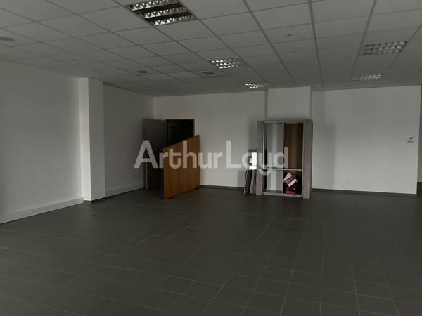 Bureaux et Entrepôt à louer avec excellente visibilité autoroutière – Proche Valenciennes (Escaudain)