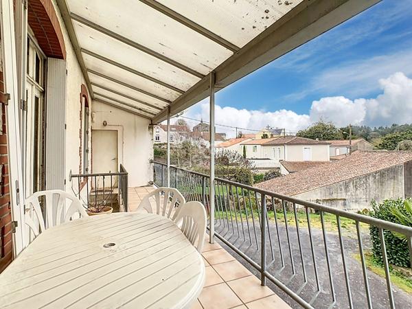 Découvrez cet ancien relais service, situé au coeur du bourg de Montfaucon, à seulement 3 km de l'axe Nantes Cholet , à proximité des commodités et à 12 minutes de Clisson