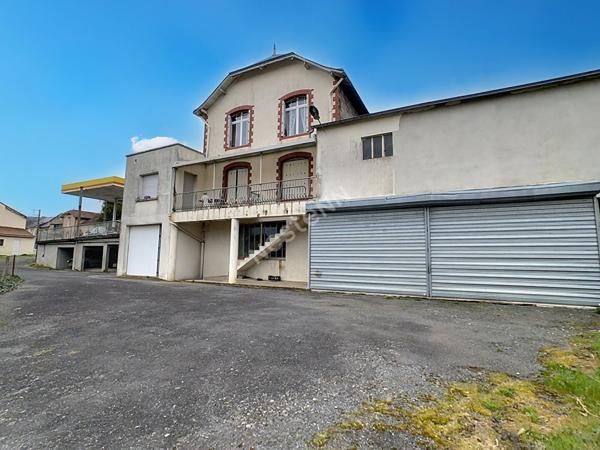 Découvrez cet ancien relais service, situé au coeur du bourg de Montfaucon, à seulement 3 km de l'axe Nantes Cholet , à proximité des commodités et à 12 minutes de Clisson