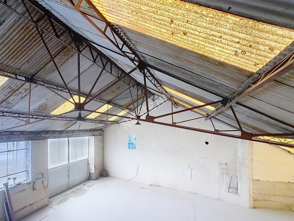 Découvrez cet ancien relais service, situé au coeur du bourg de Montfaucon, à seulement 3 km de l'axe Nantes Cholet , à proximité des commodités et à 12 minutes de Clisson