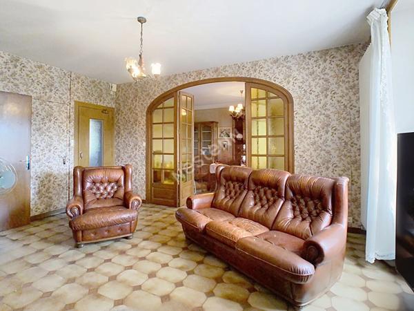 Découvrez cet ancien relais service, situé au coeur du bourg de Montfaucon, à seulement 3 km de l'axe Nantes Cholet , à proximité des commodités et à 12 minutes de Clisson