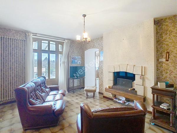 Découvrez cet ancien relais service, situé au coeur du bourg de Montfaucon, à seulement 3 km de l'axe Nantes Cholet , à proximité des commodités et à 12 minutes de Clisson