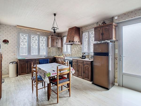 Découvrez cet ancien relais service, situé au coeur du bourg de Montfaucon, à seulement 3 km de l'axe Nantes Cholet , à proximité des commodités et à 12 minutes de Clisson