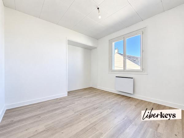 METTRAY – Maison familiale avec 4 chambres, sous-sol et grenier – Terrain 876 m²