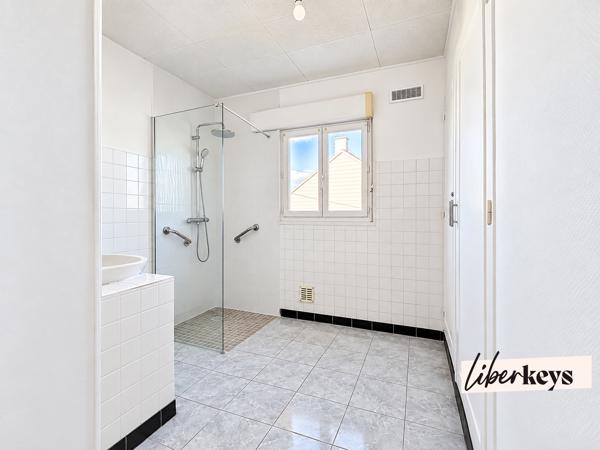 METTRAY – Maison familiale avec 4 chambres, sous-sol et grenier – Terrain 876 m²