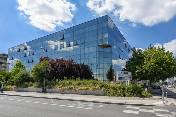 Bureaux à louer Cergy surfaces rénovées proche 3 Fontaines