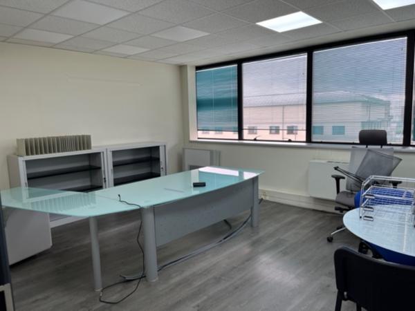 Bureaux à louer Cergy surfaces rénovées proche 3 Fontaines