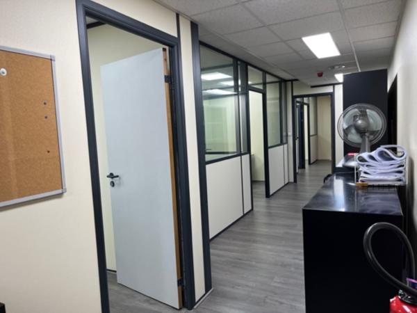 Bureaux à louer Cergy surfaces rénovées proche 3 Fontaines