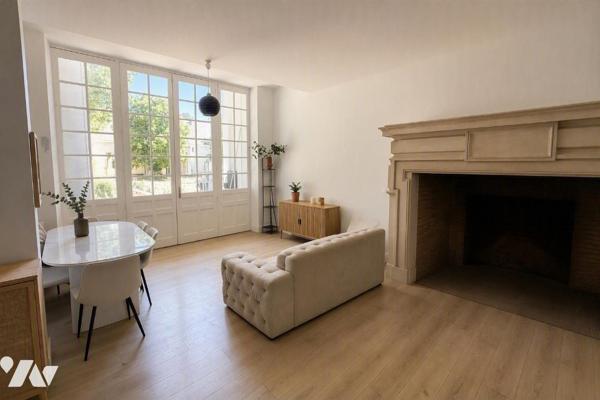 Duplex de charme en monument historique, parc de 12 000 m², 3 chambres, parkings et cave.