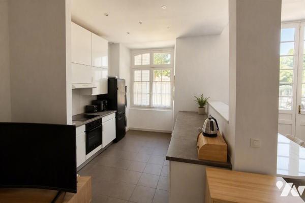 Duplex de charme en monument historique, parc de 12 000 m², 3 chambres, parkings et cave.