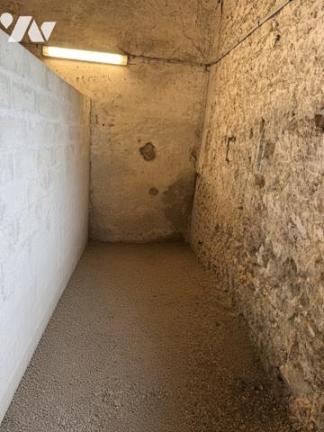 Duplex de charme en monument historique, parc de 12 000 m², 3 chambres, parkings et cave.
