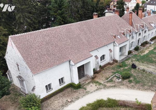 Duplex de charme en monument historique, parc de 12 000 m², 3 chambres, parkings et cave.