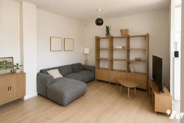 Duplex de charme en monument historique, parc de 12 000 m², 3 chambres, parkings et cave.