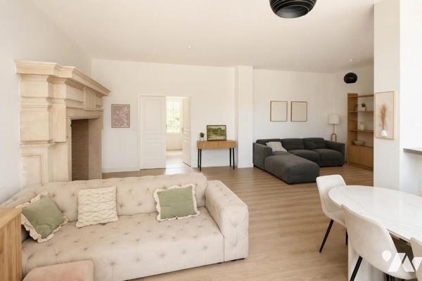 Duplex de charme en monument historique, parc de 12 000 m², 3 chambres, parkings et cave.