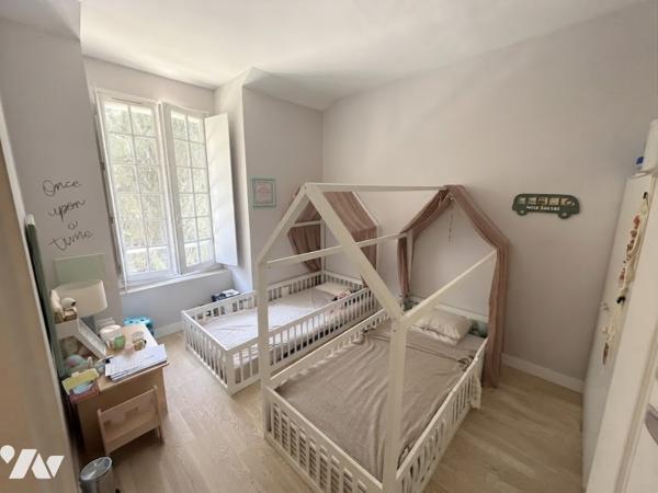 Duplex de charme en monument historique, parc de 12 000 m², 3 chambres, parkings et cave.
