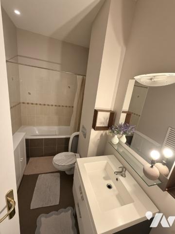 Duplex de charme en monument historique, parc de 12 000 m², 3 chambres, parkings et cave.