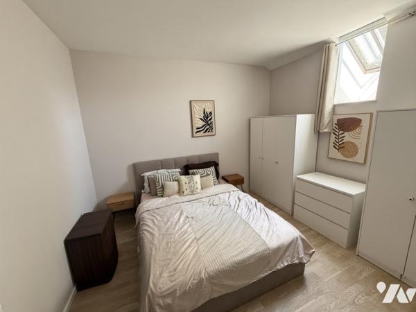 Duplex de charme en monument historique, parc de 12 000 m², 3 chambres, parkings et cave.