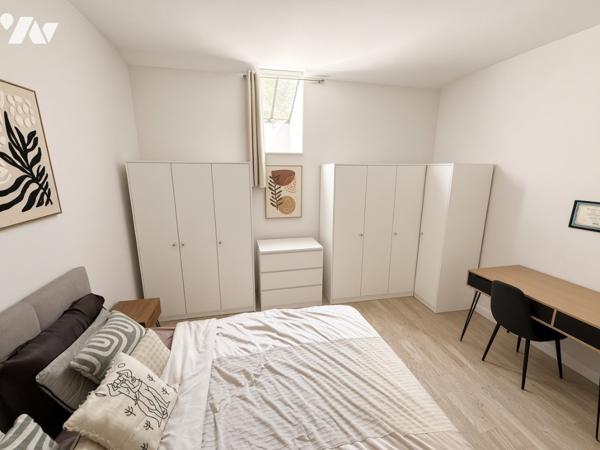 Duplex de charme en monument historique, parc de 12 000 m², 3 chambres, parkings et cave.