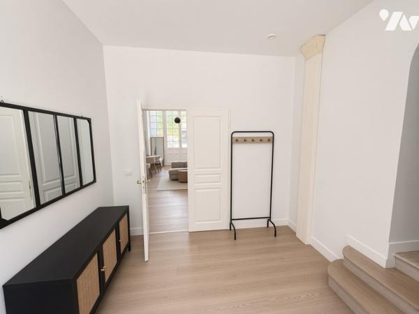 Duplex de charme en monument historique, parc de 12 000 m², 3 chambres, parkings et cave.