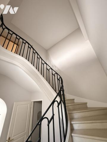 Duplex de charme en monument historique, parc de 12 000 m², 3 chambres, parkings et cave.