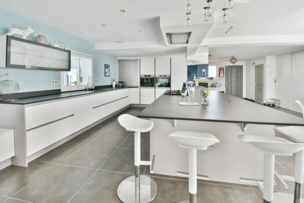 Maison à vendre 6 pièces proche de SAINT JEAN D'ANGELY (17)- 183 m² habitables-Jardin- Piscine