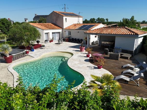 Maison à vendre 6 pièces proche de SAINT JEAN D'ANGELY (17)- 183 m² habitables-Jardin- Piscine