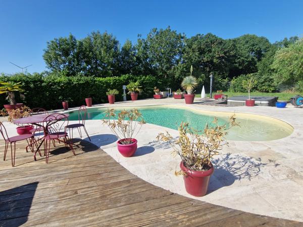Maison à vendre 6 pièces proche de SAINT JEAN D'ANGELY (17)- 183 m² habitables-Jardin- Piscine