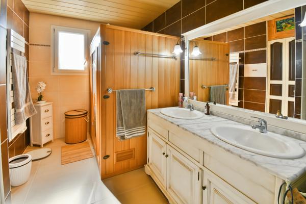 Maison à vendre 6 pièces proche de SAINT JEAN D'ANGELY (17)- 183 m² habitables-Jardin- Piscine