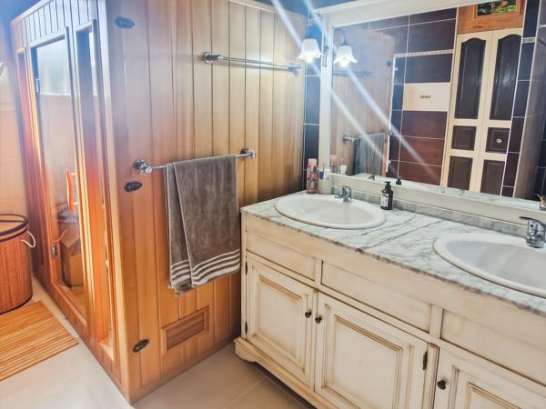 Maison à vendre 6 pièces proche de SAINT JEAN D'ANGELY (17)- 183 m² habitables-Jardin- Piscine