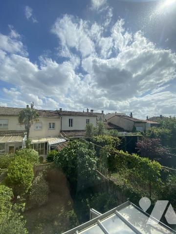 En plein coeur de NANSOUTY 
Immeuble/maison composée de 2 logements un type 2bis de 65 m² envi...