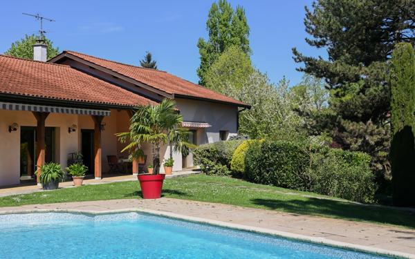 COLLONGES AU MONT D'OR - Maison de plain pied - 4 chambres - Terrain 2361m² - Piscine - garage