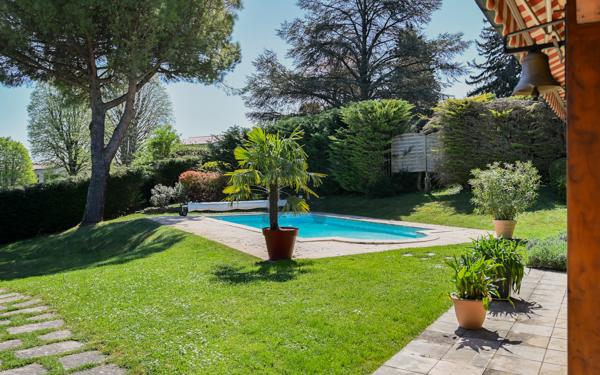 COLLONGES AU MONT D'OR - Maison de plain pied - 4 chambres - Terrain 2361m² - Piscine - garage