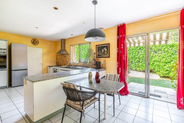 COLLONGES AU MONT D'OR - Maison de plain pied - 4 chambres - Terrain 2361m² - Piscine - garage