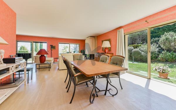 COLLONGES AU MONT D'OR - Maison de plain pied - 4 chambres - Terrain 2361m² - Piscine - garage