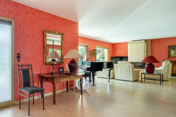 COLLONGES AU MONT D'OR - Maison de plain pied - 4 chambres - Terrain 2361m² - Piscine - garage
