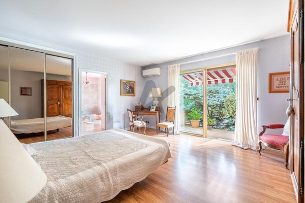 COLLONGES AU MONT D'OR - Maison de plain pied - 4 chambres - Terrain 2361m² - Piscine - garage