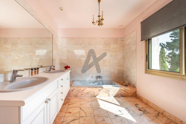 COLLONGES AU MONT D'OR - Maison de plain pied - 4 chambres - Terrain 2361m² - Piscine - garage