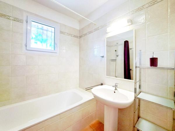 NANS LES PINS (83) VILLA T5 de 99,13m² loi carrez + terrasse , jardin à jouissance privative et exclusive, parkings