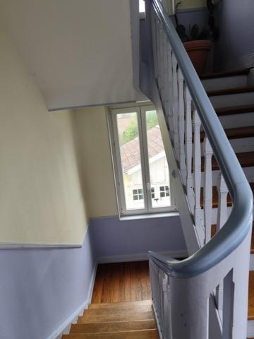 itué à Mulhouse dans le quartier du rebberg de Dornach (68100) charmant appartement de 4 pièces, 3 chambres, séjour avec balcon, cave , garage , jardin de 113m²