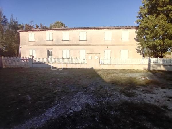 À vendre : charmante longère datant de 1819, située dans une impasse au calme, offrant environ 202 m² habitables actuellement répartis en deux logements indépendants de 134 m² et 68 m².

La configuration permet également d'envisager une réhabilitation en une seule grande habitation familiale, selon votre projet.

🌿 Atout rare : la rivière La Nie borde le terrain, offrant un environnement agréable et paisible.

🏠 Logement de 134 m²
Cuisine séparée

Salon / salle à manger

Buanderie

Salle d'eau avec sèche-serviettes

WC séparé

À l'étage : 4 chambres avec parquet stratifié, grand palier, dressing et cabinet de WC

🏠 Logement de 68 m²
Cuisine / salle à manger dans une pièce unique

Salle d'eau

WC séparé

À l'étage : 2 chambres, dont une avec placard

Cabinet de WC

🔧 Équipements
Menuiseries bois double vitrage

Chauffage par radiateurs électriques

VMC

Assainissement commun aux deux logements

Chaque logement dispose de son petit bâtiment indépendant, idéal pour ranger vélos, tondeuse, outils et matériel de jardin.

📍 Situation et environnement
La maison se trouve dans une impasse, dans un environnement calme et agréable, avec la rivière en bordure du terrain.

🚌 Arrêt de bus scolaire à environ 5 minutes
🌊 Environ 1 heure de la côte Atlantique

💰 Un bien aux multiples possibilités
Idéal pour un investisseur, avec deux logements permettant de conserver une activité locative, mais également intéressant pour un acquéreur souhaitant réunir les deux logements afin de créer une grande maison familiale.

Une maison pleine de potentiel, avec le charme de l'ancien, une belle surface et un environnement paisible au bord de l'eau.

Pour plus d'informations, de photos ou organiser une visite, me contacter.