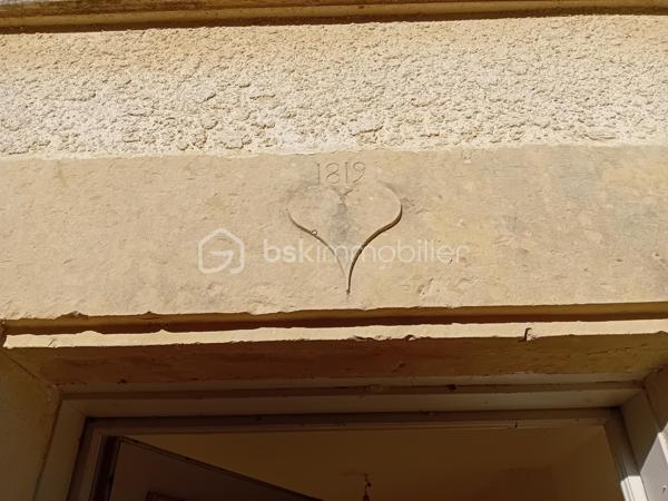 À vendre : charmante longère datant de 1819, située dans une impasse au calme, offrant environ 202 m² habitables actuellement répartis en deux logements indépendants de 134 m² et 68 m².

La configuration permet également d'envisager une réhabilitation en une seule grande habitation familiale, selon votre projet.

🌿 Atout rare : la rivière La Nie borde le terrain, offrant un environnement agréable et paisible.

🏠 Logement de 134 m²
Cuisine séparée

Salon / salle à manger

Buanderie

Salle d'eau avec sèche-serviettes

WC séparé

À l'étage : 4 chambres avec parquet stratifié, grand palier, dressing et cabinet de WC

🏠 Logement de 68 m²
Cuisine / salle à manger dans une pièce unique

Salle d'eau

WC séparé

À l'étage : 2 chambres, dont une avec placard

Cabinet de WC

🔧 Équipements
Menuiseries bois double vitrage

Chauffage par radiateurs électriques

VMC

Assainissement commun aux deux logements

Chaque logement dispose de son petit bâtiment indépendant, idéal pour ranger vélos, tondeuse, outils et matériel de jardin.

📍 Situation et environnement
La maison se trouve dans une impasse, dans un environnement calme et agréable, avec la rivière en bordure du terrain.

🚌 Arrêt de bus scolaire à environ 5 minutes
🌊 Environ 1 heure de la côte Atlantique

💰 Un bien aux multiples possibilités
Idéal pour un investisseur, avec deux logements permettant de conserver une activité locative, mais également intéressant pour un acquéreur souhaitant réunir les deux logements afin de créer une grande maison familiale.

Une maison pleine de potentiel, avec le charme de l'ancien, une belle surface et un environnement paisible au bord de l'eau.

Pour plus d'informations, de photos ou organiser une visite, me contacter.