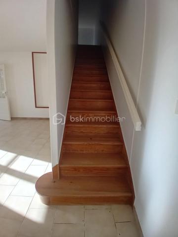 À vendre : charmante longère datant de 1819, située dans une impasse au calme, offrant environ 202 m² habitables actuellement répartis en deux logements indépendants de 134 m² et 68 m².

La configuration permet également d'envisager une réhabilitation en une seule grande habitation familiale, selon votre projet.

🌿 Atout rare : la rivière La Nie borde le terrain, offrant un environnement agréable et paisible.

🏠 Logement de 134 m²
Cuisine séparée

Salon / salle à manger

Buanderie

Salle d'eau avec sèche-serviettes

WC séparé

À l'étage : 4 chambres avec parquet stratifié, grand palier, dressing et cabinet de WC

🏠 Logement de 68 m²
Cuisine / salle à manger dans une pièce unique

Salle d'eau

WC séparé

À l'étage : 2 chambres, dont une avec placard

Cabinet de WC

🔧 Équipements
Menuiseries bois double vitrage

Chauffage par radiateurs électriques

VMC

Assainissement commun aux deux logements

Chaque logement dispose de son petit bâtiment indépendant, idéal pour ranger vélos, tondeuse, outils et matériel de jardin.

📍 Situation et environnement
La maison se trouve dans une impasse, dans un environnement calme et agréable, avec la rivière en bordure du terrain.

🚌 Arrêt de bus scolaire à environ 5 minutes
🌊 Environ 1 heure de la côte Atlantique

💰 Un bien aux multiples possibilités
Idéal pour un investisseur, avec deux logements permettant de conserver une activité locative, mais également intéressant pour un acquéreur souhaitant réunir les deux logements afin de créer une grande maison familiale.

Une maison pleine de potentiel, avec le charme de l'ancien, une belle surface et un environnement paisible au bord de l'eau.

Pour plus d'informations, de photos ou organiser une visite, me contacter.